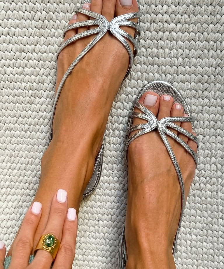Elina | Goldene Sandalen mit feinen Riemchen
