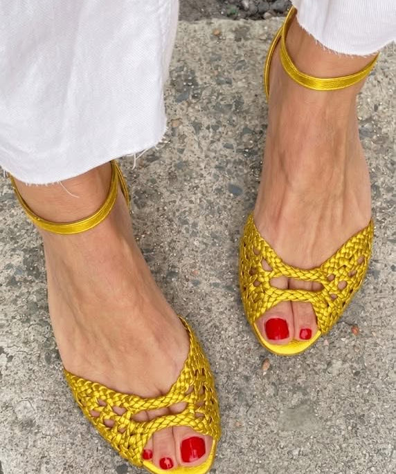 Eliane | Goldene Sandalen mit Flechtdesign