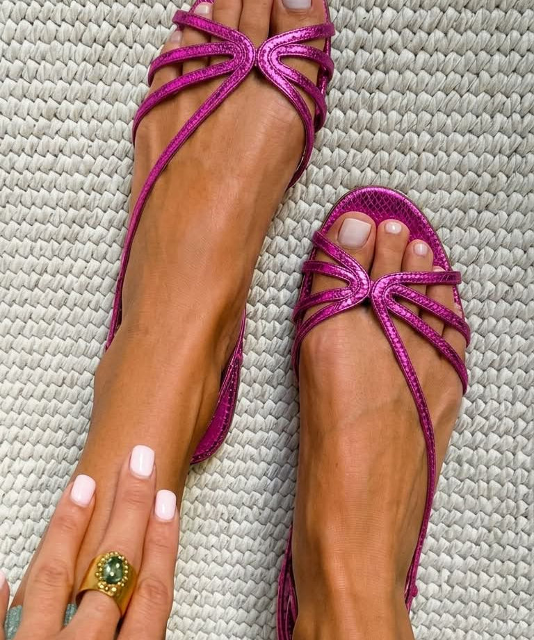 Elina | Goldene Sandalen mit feinen Riemchen