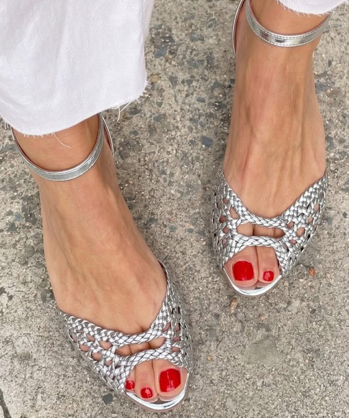 Eliane | Goldene Sandalen mit Flechtdesign