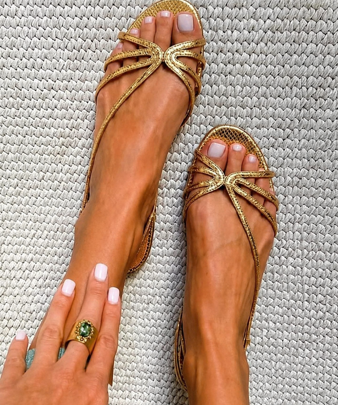 Elina | Goldene Sandalen mit feinen Riemchen