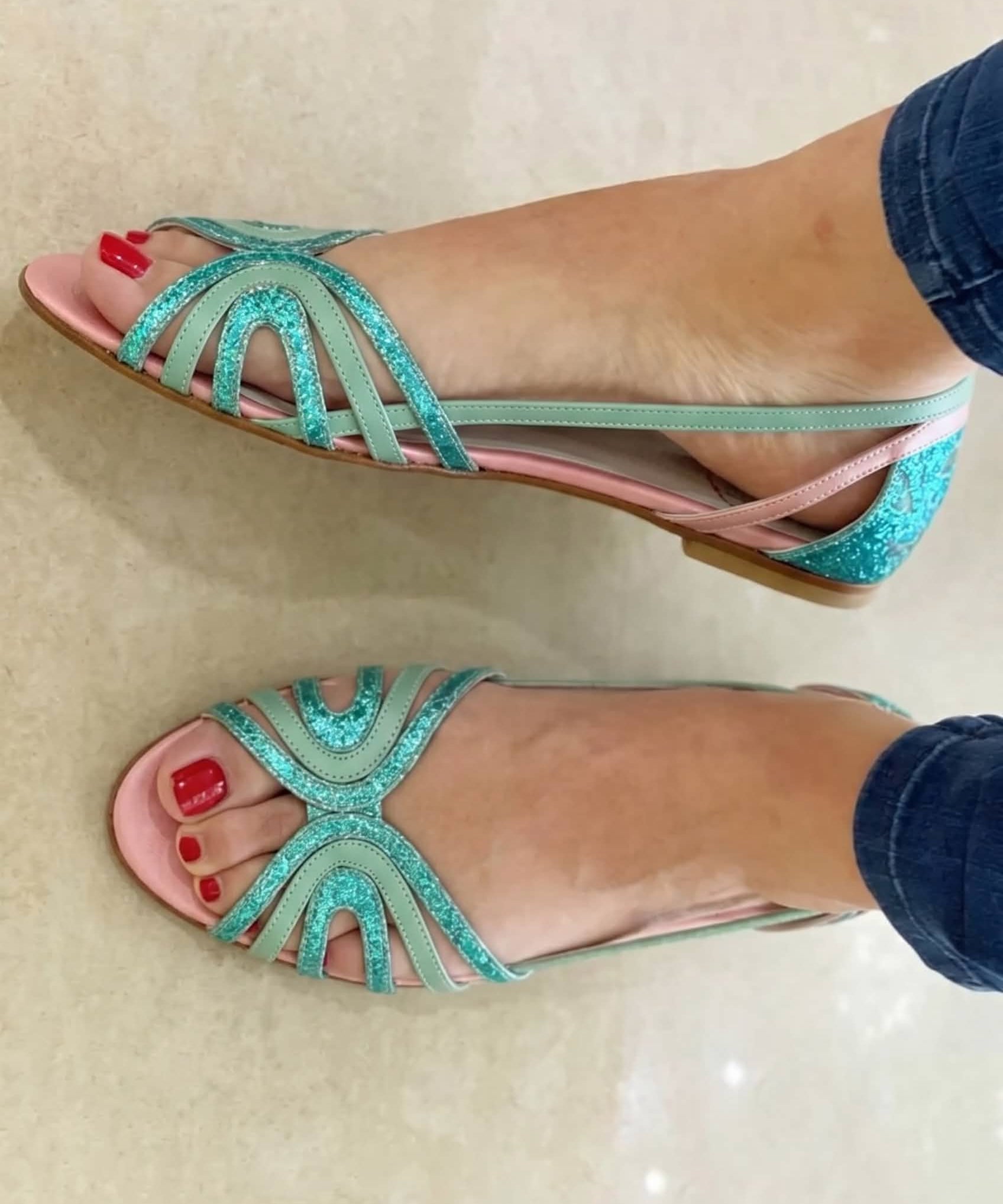 Lea | Goldene Lichtglanz-Sandalen