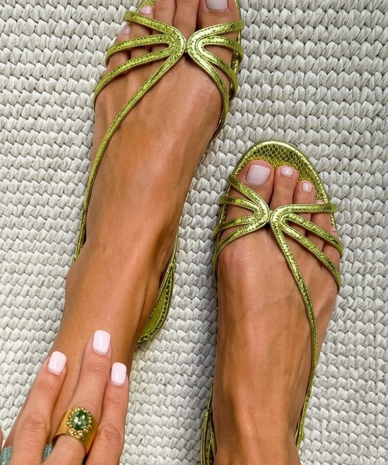 Elina | Goldene Sandalen mit feinen Riemchen