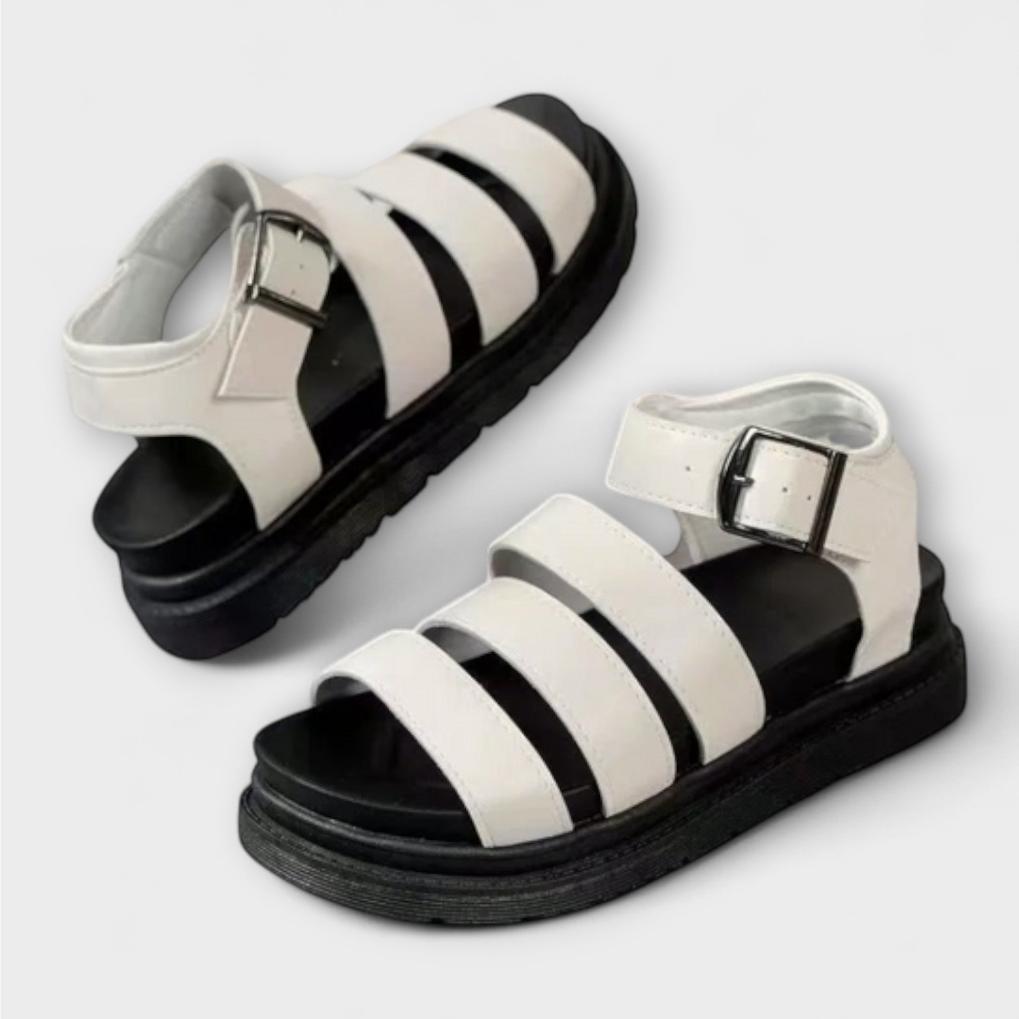 Renee – Sandalen mit mehreren Riemen und Schnalle
